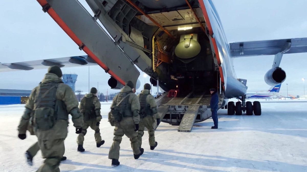 Do Ruska se vrátila první letadla s výsadkáři vyslanými do Kazachstánu